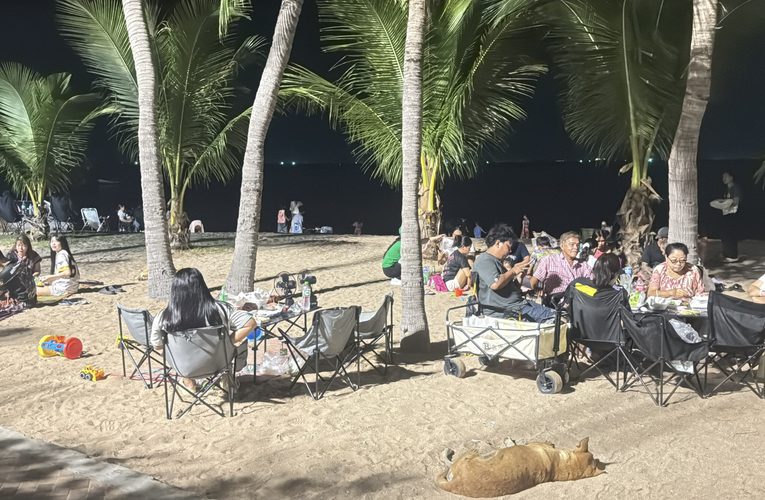 หาดกะทิงรายคึกคัก ชาวบ้านพาลูกหลานพักผ่อนริมทะเล ทำผู้ประกอบการท้องถิ่นยิ้ม