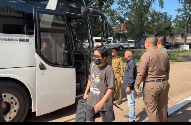 #ลาวส่งกลับ 33 คนไทย ตัวคนไทย   ภายหลังกวาดล้างเครื่อข่ายเว็บพนันออนไลน์และสะแกมเมอร์ ในนครหลวงเวียงจันทน์ สปป.ลาว  สปป.ลาว ที่ผลักดันส่งกลับ