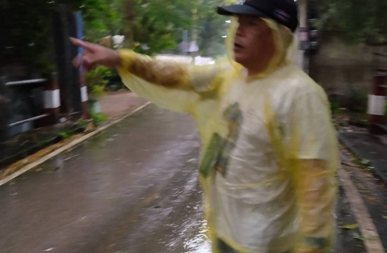 ฝนตกหนักน้ำท่วมขังไกลลงท่อระบายไม่ทันเดือดร้อนทั้งหมู่บ้านขอบคุณเชิญชมผู้ใหญ่บ้านหมู่ 7 ตำบลหนองป่าครั่ง นำทีมลงช่วยเหลือชาวบ้านขุดท่อระบายน้ำ